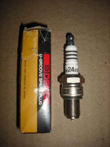 W24ES-ZU DENSO 4032 Spark Plug PLATINUM NEW
