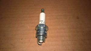 NEW NGK 5670-9 V-Power Spark Plug
